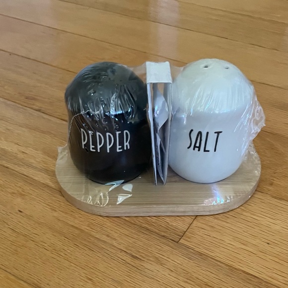 Other - NEW Salt & Pepper Shakers on wooden board Black and White